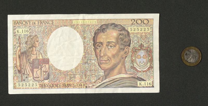 Billet de 200 francs et pièce de 10 francs (217W52)