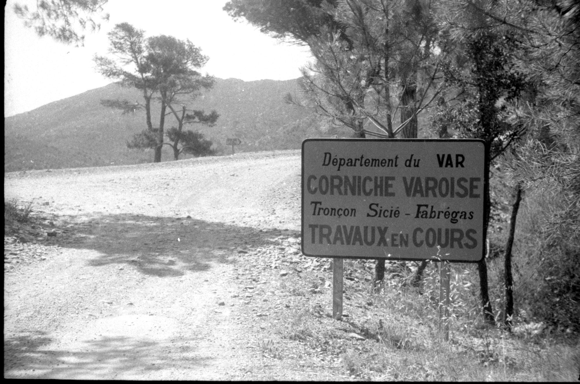 Panneau annonçant les travaux de la Corniche merveilleuse (1963)